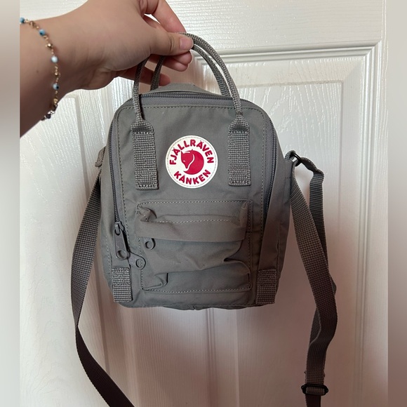 FJALLRAVEN KANKEN SLING BAG IN COLOR FOG - Picture 3 of 6